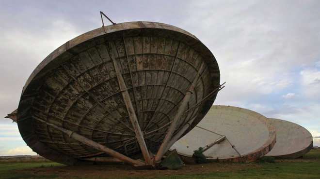Các ăng ten phát sóng liên lạc vô tuyến tầm xa của quân đội Anh tại Stenigot, Lincolnshire, Anh. Đây là một căn cứ radar của quân đội Anh trong Thế chiến II. Những năm trong thời kỳ Chiến tranh Lạnh, nó trở thành trạm chuyển tiếp liên lạc cho đến cuối những năm 1980.