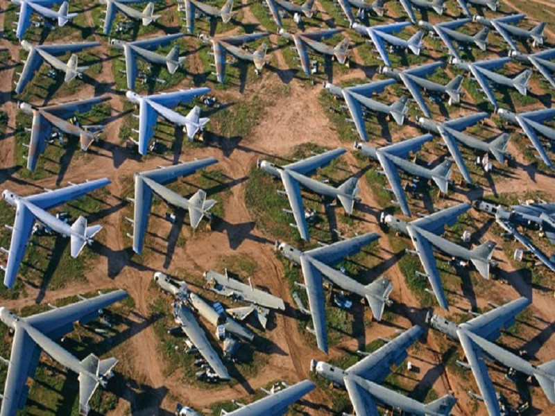 Hàng trăm máy bay ném bom B-52 bỏ hoang tại căn cứ Davis-Monthan, bang Arizona. Chiến tranh Lạnh kéo dài hơn 4 thập niên, do đó không có gì ngạc nhiên khi các tàn tích thời đó vẫn còn nằm rải rác trên khắp thế giới.