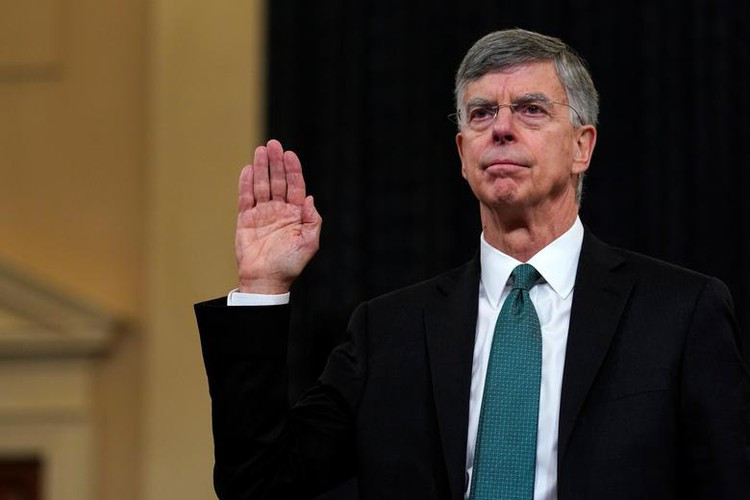 Tại phiên điều trần, Quyền Đại sứ Mỹ tại Ukraine William Taylor khẳng định một nhân viên của ông vô tình nghe được cuộc điện thoại mà trong đó Tổng thống Trump yêu cầu Ukraine điều tra ông Biden. Ảnh: Reuters.