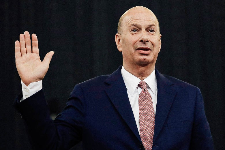 Trong phiên điều trần, Đại sứ Sondland khẳng định ông đã làm việc với ông Rudy Giuliani, luật sư riêng của Tổng thống Donald Trump, về vấn đề Ukraine "theo chỉ thị của ngài tổng thống". Ảnh: Slate.