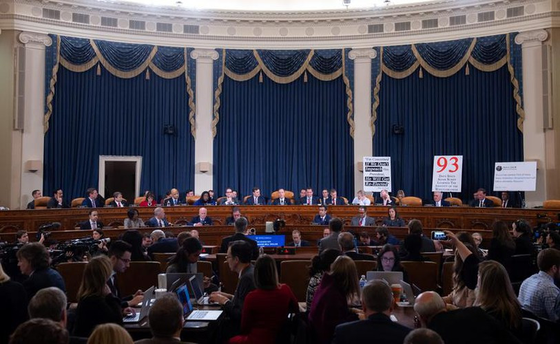 Trước đó, ngày 13/11, Ủy ban Tình báo Hạ viện Mỹ tổ chức phiên điều trần công khai đầu tiên liên quan tới cuộc điều tra luận tội ông Trump, kể từ khi Hạ viện thông qua nghị quyết cho phép việc này hôm 31/10. Ảnh: Reuters.