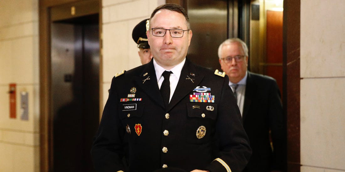 Trong lời làm chứng, chuyên gia Alexander Vindman nói rằng ông không thể tin vào những gì đã nghe và cho rằng việc ông Trump yêu cầu Tổng thống Ukraine Zelensky thực hiện cuộc điều tra có lợi cho mình về mặt chính trị nhằm vào đối thủ thuộc Đảng Dân chủ - cựu Phó Tổng thống Mỹ Joe Biden - là không đúng đắn. Ảnh: BI.