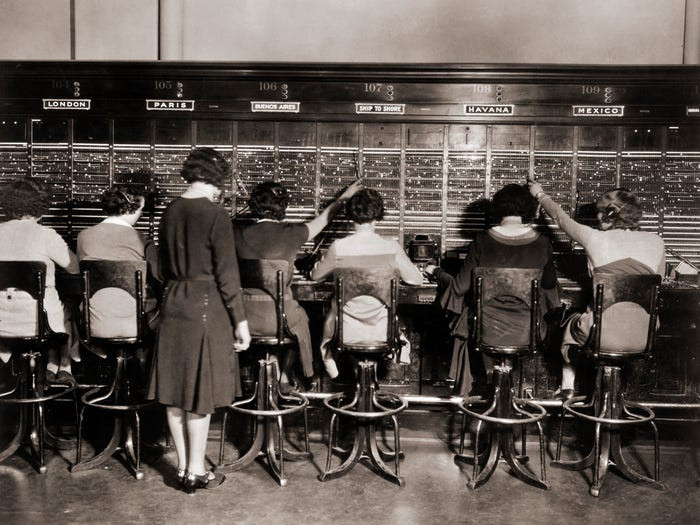 Nhiều phụ nữ làm nghề nhân viên trực tổng đài vào những năm 1920.