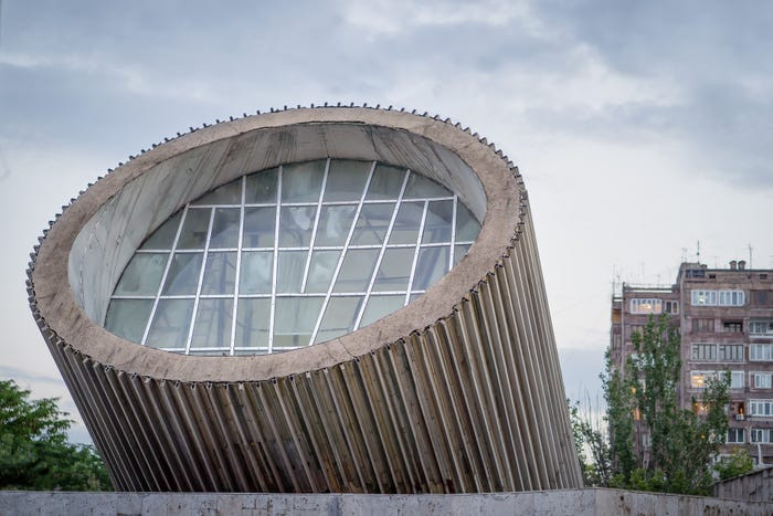 Mục đích chính của nhiếp ảnh gia Herwig khi chụp những bức ảnh này là để "tạo ra cuốn sách hoàn chỉnh nhất nói về các nhà ga tàu điện ngầm Liên Xô". Trong ảnh là nhà ga điện ngầm Yeritasardakan.