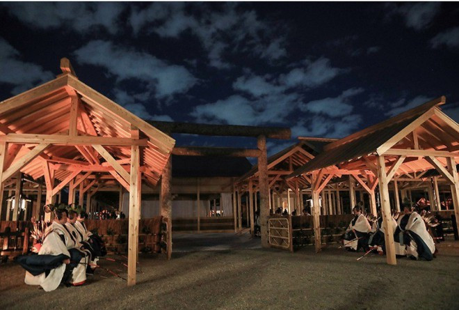 Nghi lễ chính "Daijokyu-no-gi" diễn ra tại một khu đền riêng cho buổi lễ này, được dựng tại Vườn Đông nằm trong khuôn viên Hoàng cung. Trong buổi lễ, Nhật hoàng dâng thóc gạo mới thu hoạch lên các vị thần của trời và đất, cầu hòa bình và thịnh vượng cho đất nước. Ngày 15/11, nghi lễ sẽ được lặp lại tại điện Suki ở kế bên.