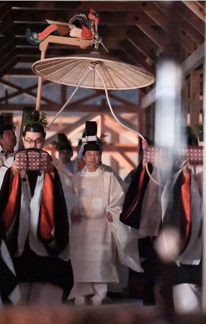 Nhật hoàng Naruhito trong trang phục áo choàng trắng đi đến Điện Suki của khu phức hợp Daijokyu để thực hiện nghi lễ Sukiden-Kyosen-no-gi tại Vườn Đông của Hoàng cung hôm 15/11.