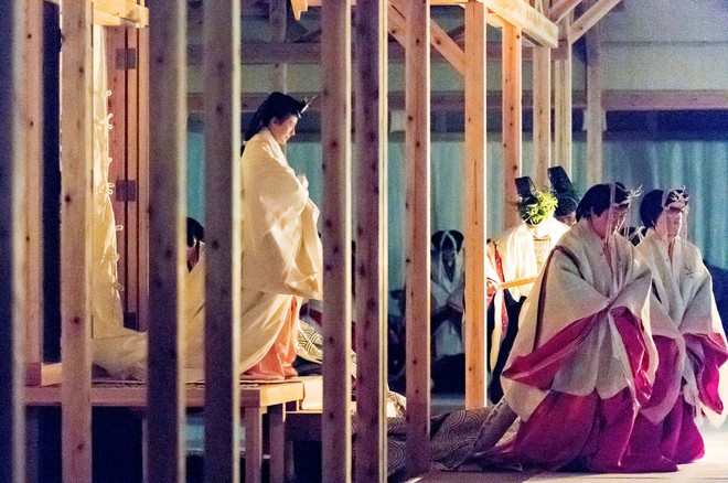 Nghi lễ được xem là nặng tính tôn giáo nhất và cũng bí ẩn nhất diễn ra trong một khu nhà mới được xây dựng trên diện tích 6.500 m2 trong hoàng cung, gọi là "Daijokyo" (đại thường cung). Daijokyo bao gồm 30 kiến trúc lớn nhỏ khác nhau, trong đó quan trọng nhất là Điện Yuki và Điện Suki, nơi diễn ra phần chính của nghi lễ.