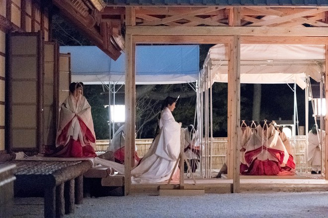 Chỉ riêng việc xây dựng khu nhà để thực hiện nghi lễ đã tiêu tốn 2 tỷ yen (18 triệu USD) ngân sách chính phủ, trong khi chi phí cho toàn bộ nghi lễ là 2,9 tỷ yen (27 triệu USD).