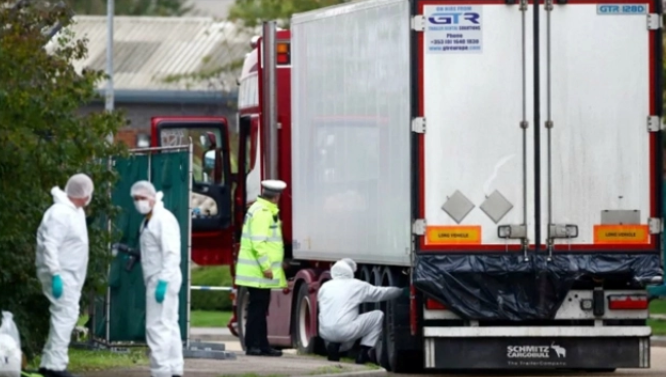 Để di chuyển từ Pháp sang Anh, các di dân có thể trốn trong những thùng xe container kín mít của xe tải và đi qua tuyến đường hầm vượt biển Manche dài khoảng 50 km, trong đó có 38 km nằm dưới biển. Ảnh: Reuters. 