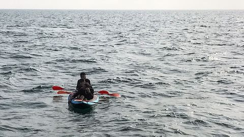 Song, con đường này cũng ẩn chứa nhiều nguy cơ như hạ thân nhiệt, va chạm với tàu thuyền khác hay sóng lớn, ngã xuống biển... khiến nhiều người dân di cư phải trả giá bằng cả mạng sống. Ảnh: LE.