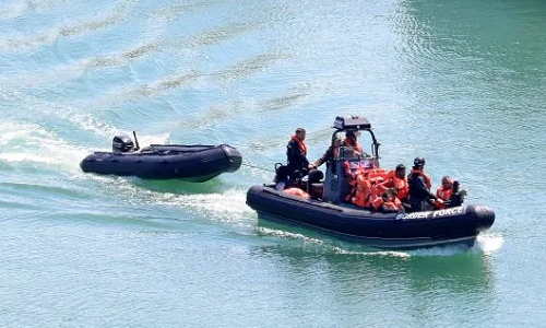 Dù biết hành trình này chứa đựng nhiều rủi ro, nguy hiểm, nhiều người nhập cư vẫn quyết đánh cược mạng sống của mình. Ảnh: The Sun. 