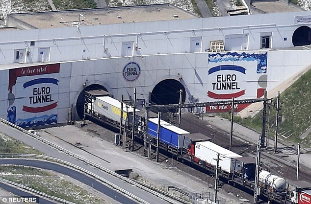 Được biết, đường hầm eo biển Manche được khởi công xây dựng từ năm 1987, nối thành phố Calais, tỉnh Pas-de-Calais của nước Pháp với thành phố cảng Folkestone, Kent, của Anh. Ảnh: Reuters. 