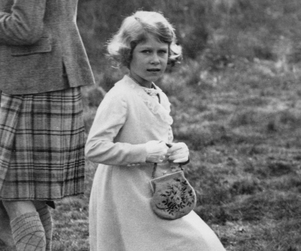 Bà cũng vô cùng thân thiết với ông nội mình, vua George V. Nhiều người còn cho rằng chính Nữ hoàng Elizabeth là người giúp vua George V hồi phục sau trận ốm nặng năm 1929.