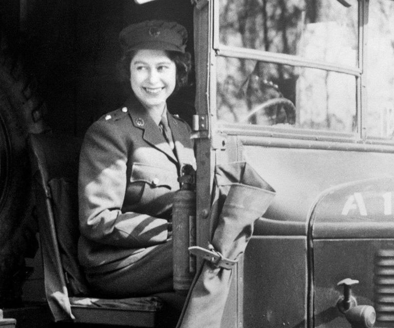 Năm 1945, Công chúa Elizabeth II trong trang phục quân đội Anh.