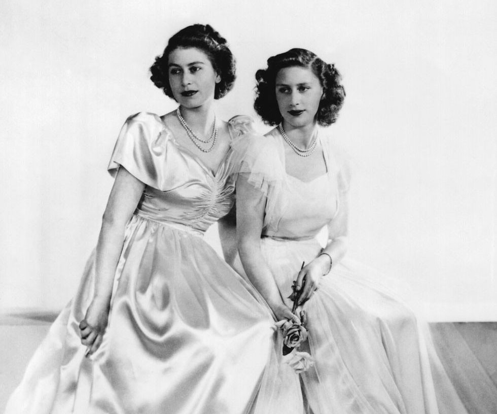 Nữ hoàng Anh Elizabeth và em gái Margaret trong buổi lễ ra mắt của Hoàng gia Anh.