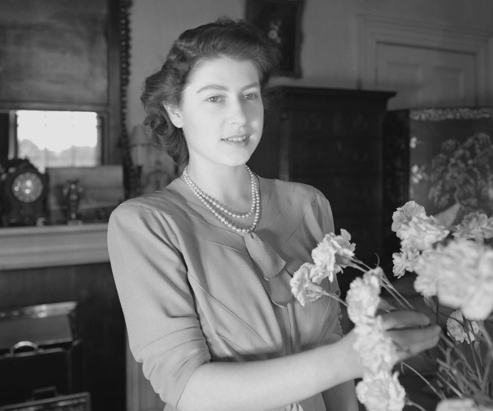 Càng lớn, Nữ hoàng Elizabeth II càng xinh đẹp và dịu dàng hơn. *) Title do Kiến Thức biên tập lại