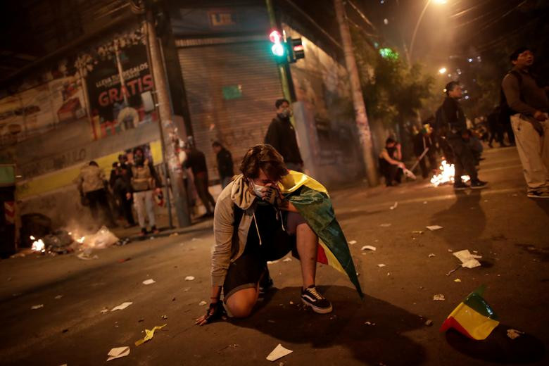 Hiện tại, chính trường Bolivia tiếp tục rơi vào tình trạng bất định toàn diện khi tất cả các nhân vật theo thứ tự đảm nhiệm cương vị Tổng thống theo quy định của Hiến pháp nước này đều đã từ chức cùng thời điểm hoặc trước ông Morales.