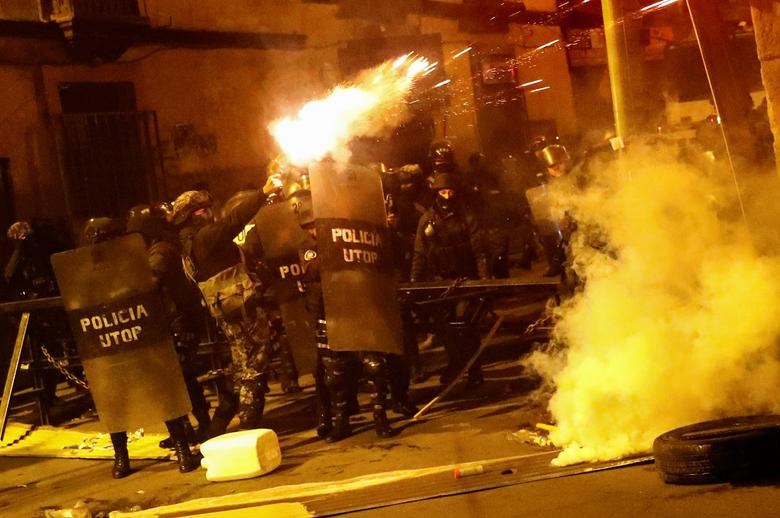 Hàng loạt vụ cướp phá và phóng hỏa cũng đã xảy ra khiến nhiều tòa nhà tại La Paz bốc cháy.