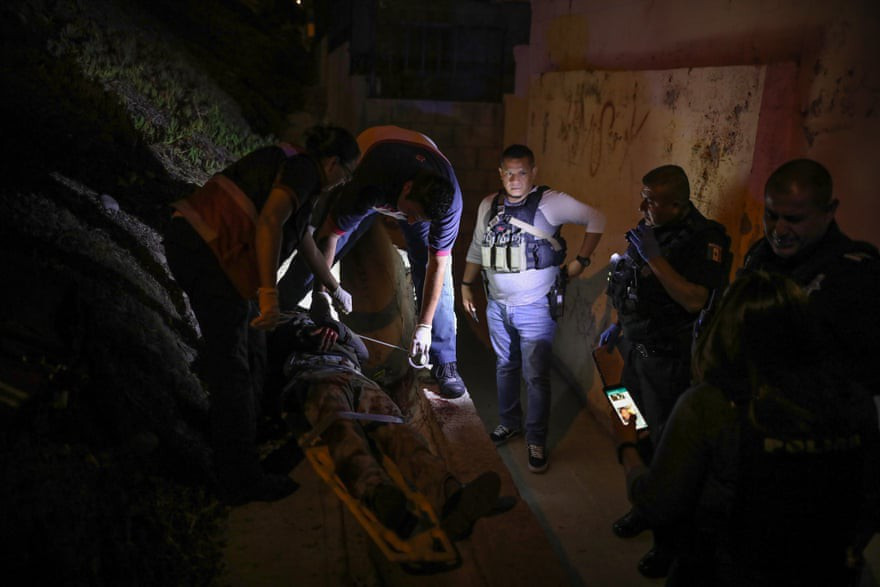 Tháng trước, người đứng đầu cơ quan an ninh Mexico là Alfonso Durazo tuyên bố cuộc khủng hoảng tại Mexico đã tiến tới "bước ngoặt". Ngay sau tuyên bố này, Mexico chứng kiến một tuần lễ hỗn loạn, khi các tay súng băng đảng phục kích sát hại 13 cảnh sát, phong tỏa thành phố Culiacan, nhằm buộc chính phủ phóng thích con trai của trùm ma túy El Chapo. Trung bình, xảy ra 100 vụ giết người mỗi ngày ở Mexico trong năm 2019. Ảnh: Guardian.