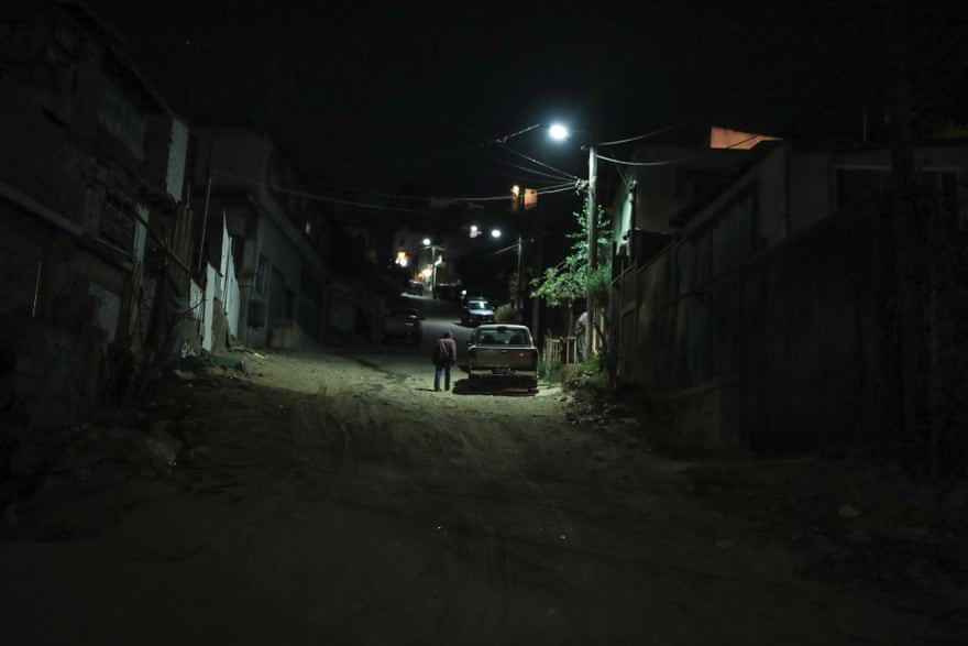 Đối với người dân Tijuana, họ vẫn sẽ phải tiếp tục sống cuộc sống sợ hãi chờ tới khi chính sách chống tội phạm của chính phủ bắt đầu phát huy hiệu quả. "Tình hình thật tồi tệ. Mỗi ngày chúng tôi phải hít thở mùi chết chóc", một phụ nữ địa phương nói. Trong điện thoại của người phụ nữ có những hình ảnh về nhà xác tại thành phố, với hàng chục xác chết nằm la liệt trên sàn. "Vào ban đêm, như thể có 60 con chó nằm chết ở bên ngoài. Chúng tôi không dám mở cửa sổ", người phụ nữ nói, ám chỉ mùi tử thi nồng nặc bốc lên từ các xác chết. Ảnh: Guardian. *) Title do Kiến Thức biên tập lại Mời độc giả xem thêm video: Biểu tình vụ 43 sinh viên mất tích ở Mexico (Nguồn: VTC14)