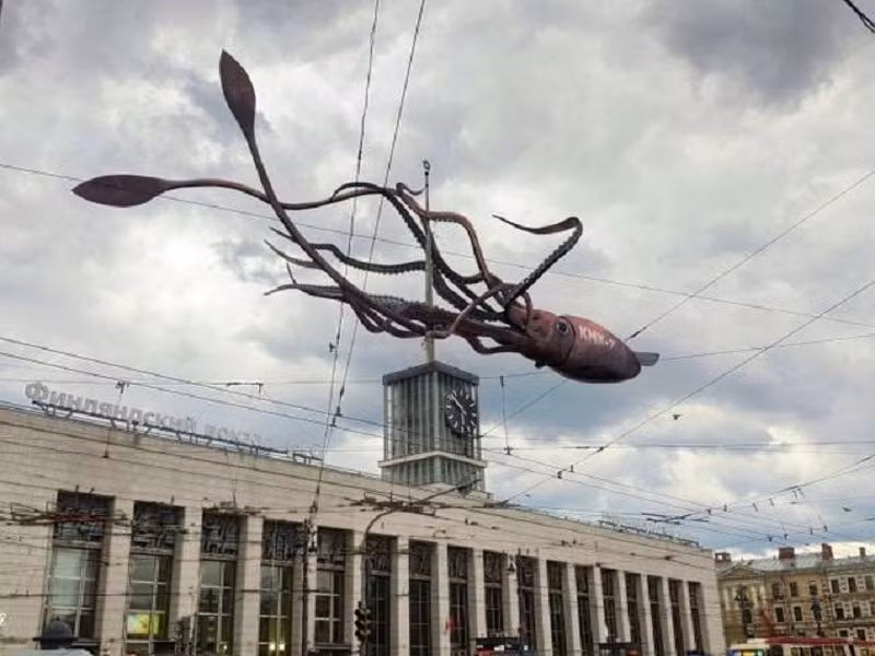 "Sinh vật khổng lồ" xuất hiện trên bầu trời Nga?