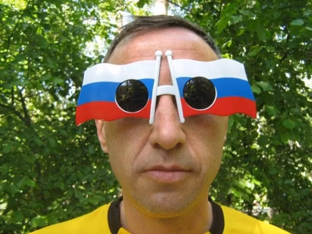 Cặp kính độc đáo của một người đàn ông.