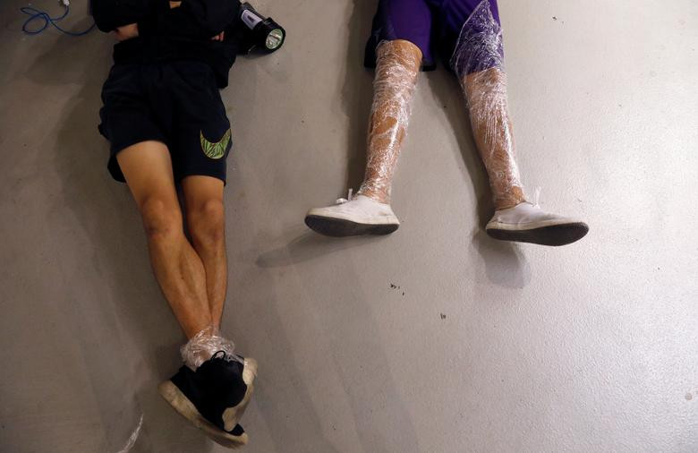 Một số người biểu tình nằm nghỉ trên sàn nhà để chờ cơ hội thoát ra khỏi trường đại học qua đường cống ngầm ngày 20/11.