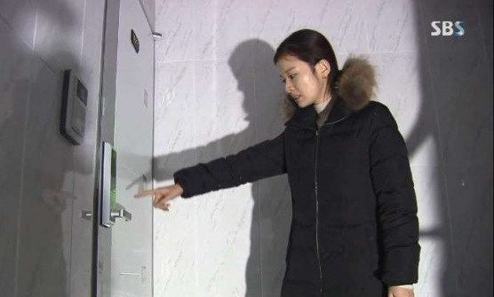 Korea Times dẫn thông tin từ đồn cảnh sát Yangju ở tỉnh Gyeonggi ngày 18/11 cho biết, người đàn ông 57 tuổi họ Shin đã đâm chết người vợ Việt Nam 29 tuổi tại nhà riêng hôm 16/11, sau đó đem thi thể của nạn nhân đi chôn tại vườn hồng ở Wanju, tỉnh Bắc Jeolla. Ảnh: Ngôi nhà của vợ chồng Shin. Ảnh: SBS. 