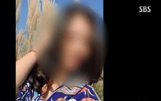 Sự việc bị phát hiện vào sáng 16/11, khi một người quen của nạn nhân không liên lạc được với cô nên trình báo cảnh sát. Cảnh sát nghi ngờ Shin khi điện thoại của ông ta tắt máy. Họ lập tức truy tìm và bắt giữ ông này vào ngày hôm sau (17/11), đồng thời tìm thấy thi thể của nạn nhân. Ảnh: Cô dâu Việt 29 tuổi bị chồng Hàn giết hại. Ảnh: SBS. 