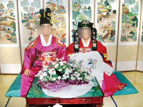 Cuối tháng 7/2014, Đỗ Thị Mỹ T. (sinh năm 1987) bị chồng Hàn là Lee Geun Sik (47 tuổi) sát hại rồi ném thi thể xuống núi. Cảnh sát địa phương cho biết, chị T. đã bị sát hại khoảng 5 ngày trước. Ảnh: Vợ chồng T. khi còn hạnh phúc ở Hàn Quốc. Ảnh: Phụ nữ TP.HCM. 