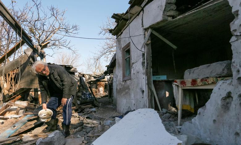 Anatoliy Ostapovich, một cư dân địa phương, tìm kiếm các vật dụng giữa đống đổ nát cạnh ngôi nhà bị phá hủy trong cuộc oanh kích ở ngoại ô Horlivka ngày 6/11.
