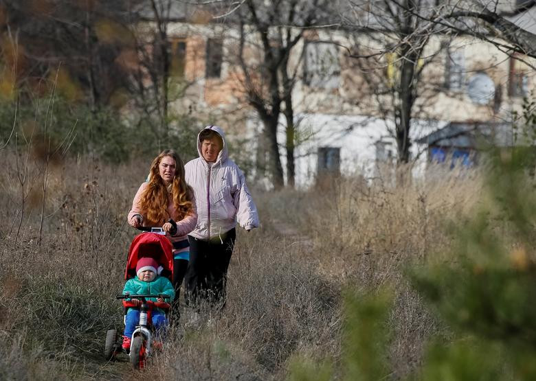 Các cư dân ở ngôi làng Zolote, vùng Luhansk, ngày 1/11.