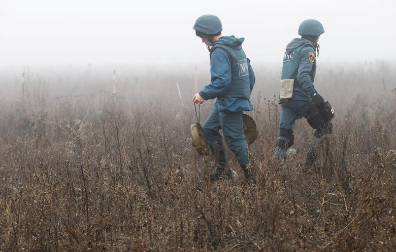 Được biết, các lực lượng của Chính phủ Ukraine và quân ly khai bắt đầu rút lui khỏi ngôi làng Petrovskoye ở vùng Donbass tranh chấp hôm 9/11. Đây được xem là một trong những biện pháp giúp mở đường cho hội nghị thượng đỉnh bốn bên gồm Ukraine, Nga, Pháp và Đức sắp tới. Ảnh: Hai thành viên của cơ quan tình trạng khẩn cấp Cộng hòa Nhân dân Donetsk tự xưng tại khu vực gần ngôi làng Petrovskoye ngày 19/11.