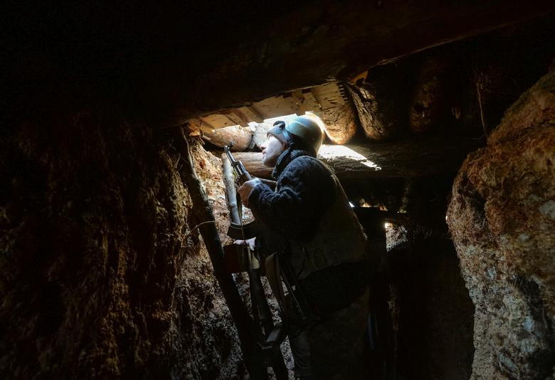 Một thành viên của Lực lượng Vũ trang Ukraine tại khu vực tiền tuyến ở Donetsk ngày 12/10.