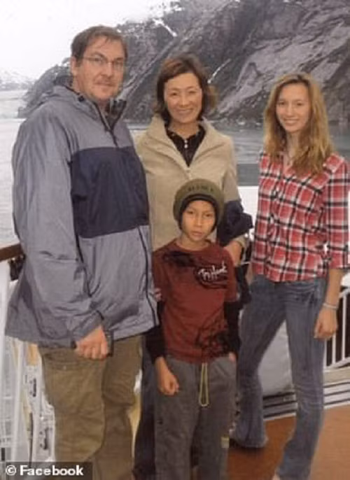 Theo Ryan, một người bạn của Berhow, nghi phạm là người trầm tính và sống nội tâm. "Tôi biết Berhow khi học ở trường cấp hai nhưng không chơi thân. Chúng tôi không nói chuyện với nhau và mất liên lạc sau đó. Lần gần đây nhất tôi nói chuyện với cậu ấy cũng đã cách đây 6 năm", Ryan cho hay. Ảnh: Berhow (hồi nhỏ) chụp ảnh cùng gia đình.