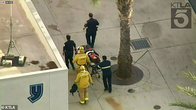 Nhân viên y tế đưa một học sinh đi cấp cứu.