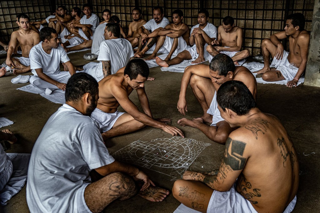 Sau khi nội chiến El Salvador kết thúc vào năm 1992, Mỹ trục xuất người di cư bị kết án về El Salvador, đưa văn hóa băng đảng và bạo lực trở lại nước này. Thông qua việc chiêu mộ thêm thành viên, tống tiền và ép buộc, các băng đảng tiếp tục phát triển về quy mô và ảnh hưởng, nắm giữ quyền kiểm soát lớn hơn bao giờ hết tại El Salvador.