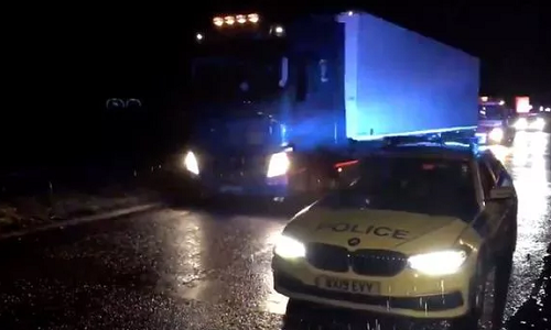 Canh sat Anh phat hien xe tai cho 15 nguoi nhap cu trai phep