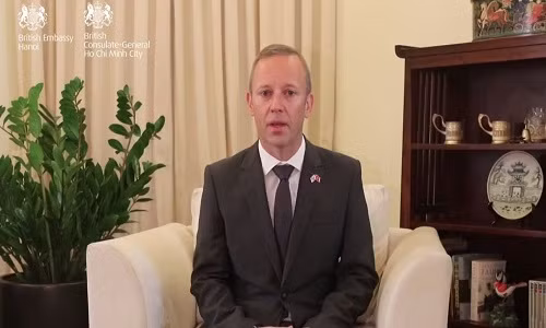 Dai su Anh mong 39 nan nhan nguoi Viet som duoc tro ve nha