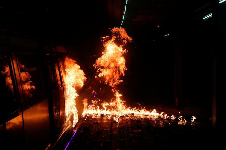 Trong bối cảnh các cuộc biểu tình bạo lực tiếp diễn tuần thứ 25, cảnh sát Hong Kong lần đầu tiên sử dụng thiết bị âm thanh chống bạo loạn được lắp trên xe bọc thép để trấn áp những phần tử quá khích. Ảnh: Reuters.