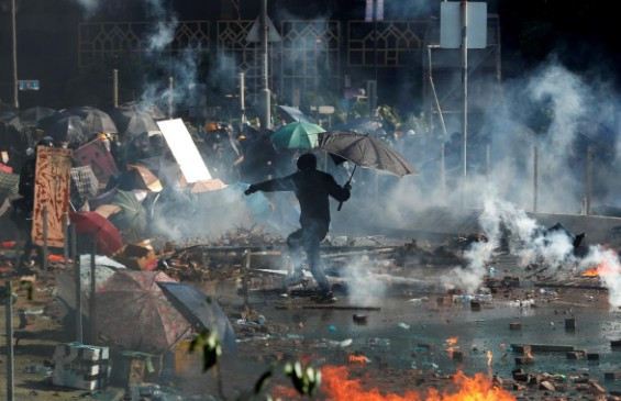 Theo South China Morning Post, tổng cộng đã có hơn 4.000 người bị bắt giữ từ tháng 6/2019 đến nay và khoảng 1.600 bị thương trong các vụ đụng độ ở Hong Kong, bao gồm 400 sĩ quan cảnh sát. Ảnh: Reuters.