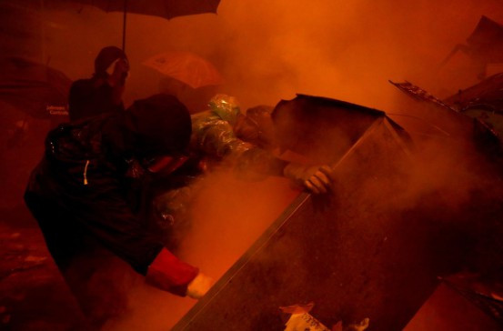 Ngày 18/11, Tòa án Tối cao Hong Kong cho rằng lệnh cấm người biểu tình đeo mặt nạ, khẩu trang mà chính quyền đặc khu ban hành hồi đầu tháng 10/2019 là không phù hợp với Luật Cơ bản (Hiến pháp) của Hong Kong. Phán quyết này của tòa án được xem là "chiến thắng pháp lý hiếm có đối với người biểu tình Hong Kong". Ảnh: Reuters.