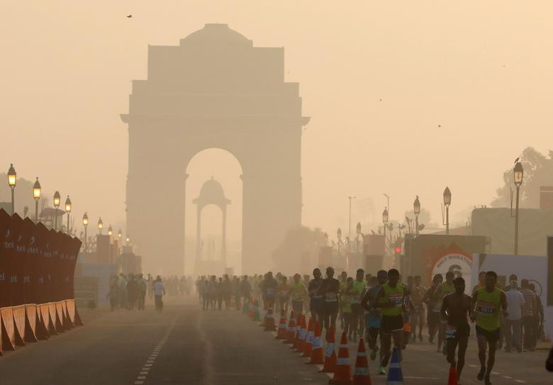 Một cuộc thi chạy marathon vẫn diễn ra tại thủ đô New Delhi ngày 20/10.