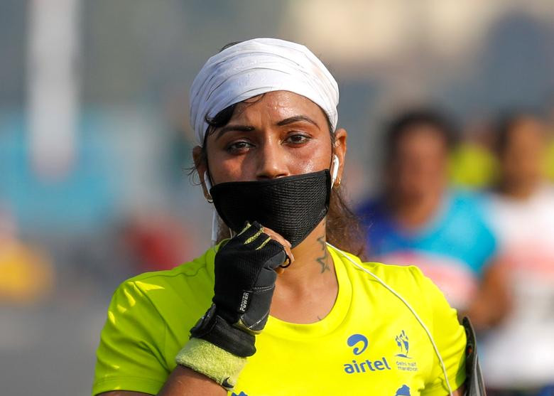 Nữ vận động viên này vừa đeo khẩu trang vừa tham gia vào cuộc thi chạy.