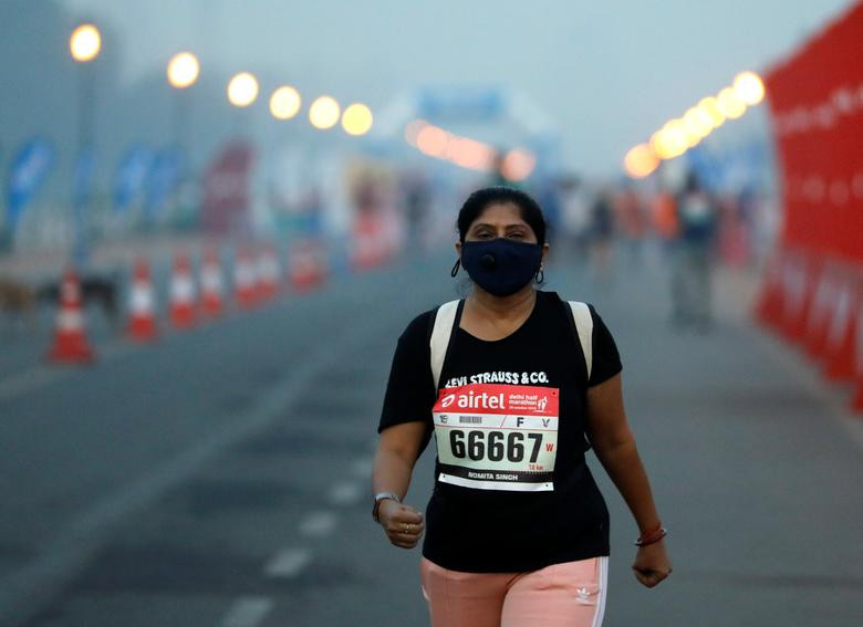 Những ngày này, người dân thường phải đeo khẩu trang mỗi khi ra đường.