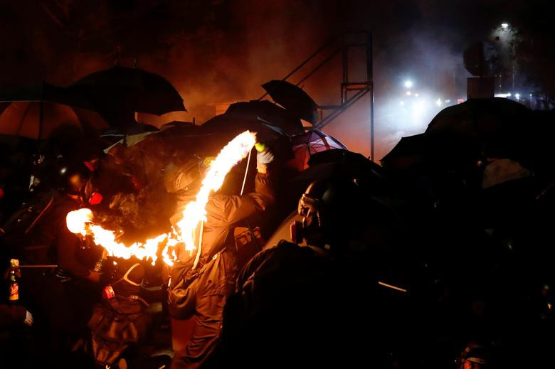 Một người biểu tình ném bom cháy về phía lực lượng an ninh tại Đại học Trung Văn hôm 12/11.