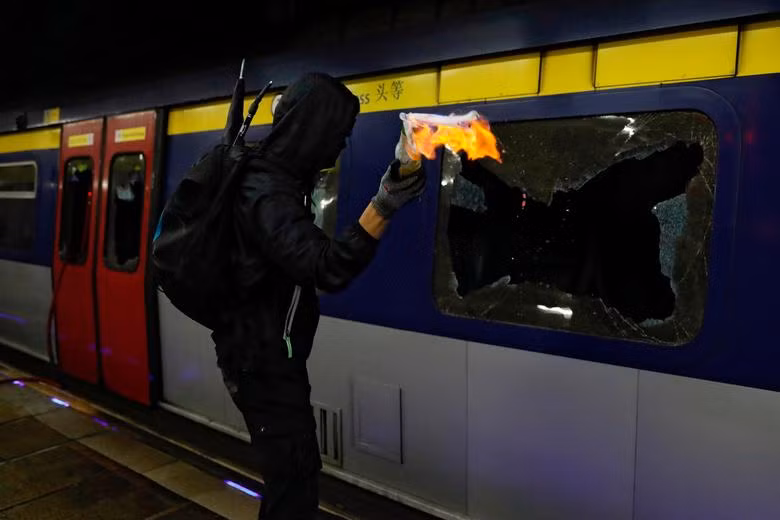 Một người biểu tình ném bom cháy trong ga tàu điện ngầm ngày 13/11.