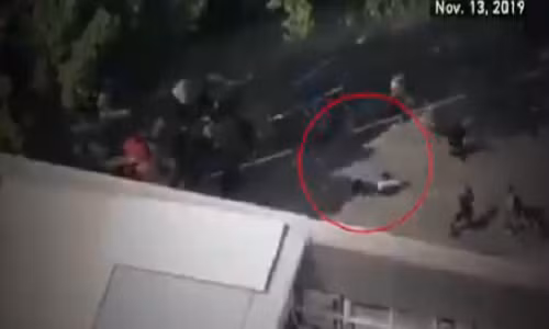 Theo HKFP, một cụ ông 70 tuổi đã tử vong sau khi trúng gạch vào đầu trong cuộc đụng độ giữa hai nhóm người ở Sheung Shui, Hong Kong, hôm 13/11. Ảnh chụp màn hình.