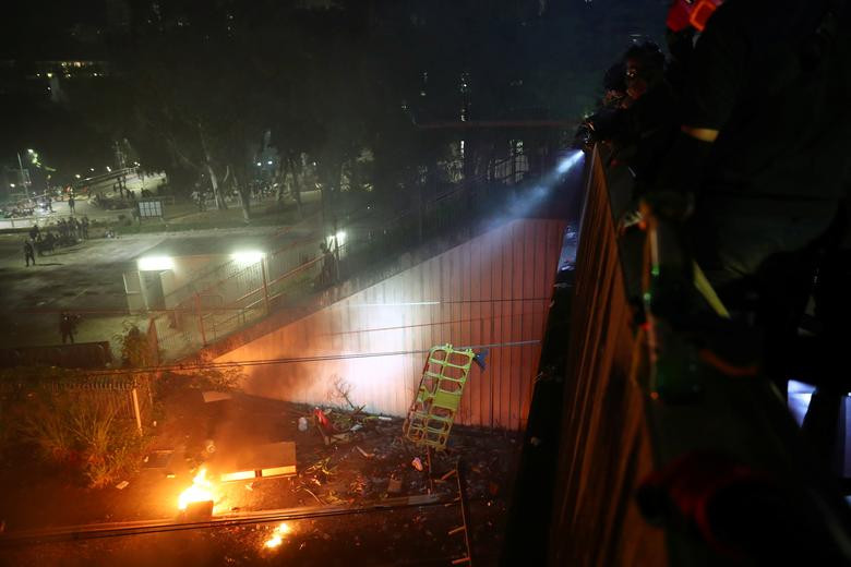 Cụ ông sau đó được đưa tới bệnh viện cấp cứu, nhưng tình trạng sức khỏe diễn biến xấu và đã qua đời vào tối 14/11. Hiện chưa xác định được ai là người đã ném gạch trong vụ việc này.