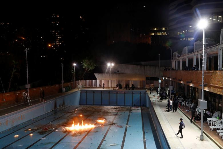 Người biểu tình ném bom xăng vào một bể bơi tại Đại học Bách khoa Hong Kong hôm 14/11.